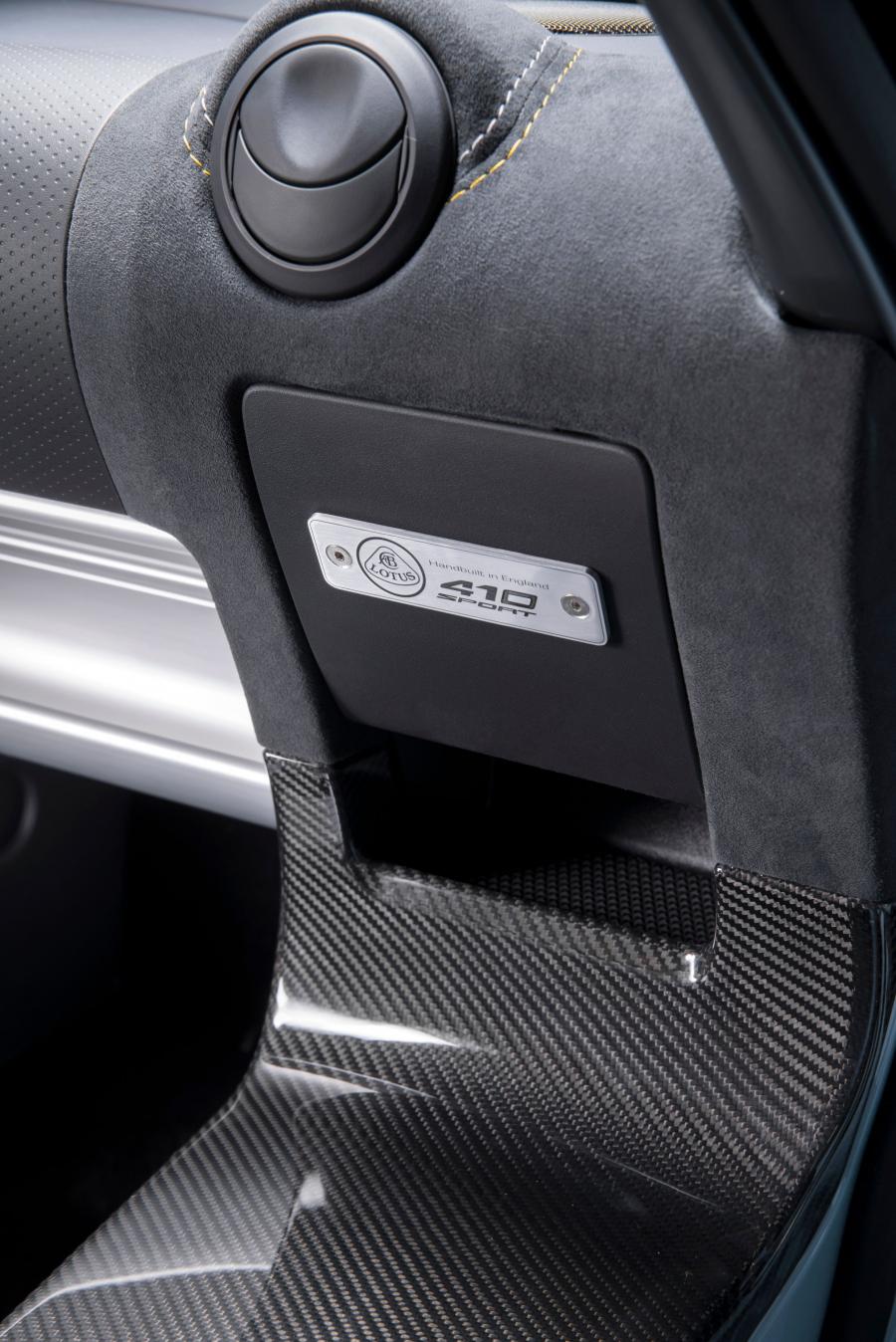 Детали интерьера Lotus Exige Sport 410 2018 года  (WW) (фото 13 из 32)